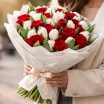 Подари ей весну - букет из белых тюльпанов и красных роз 3